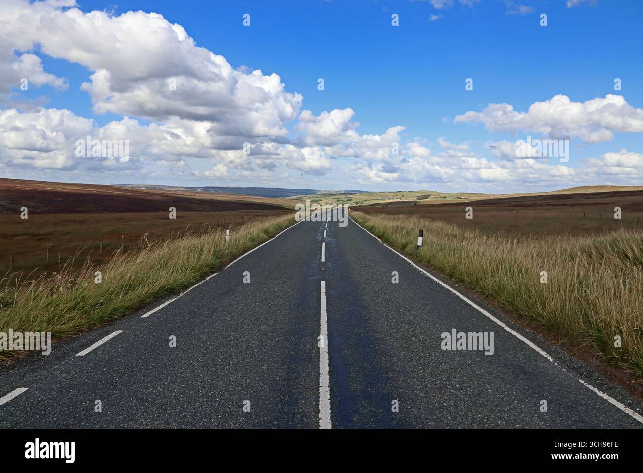 Blick auf die B6138, den Oliver Collinge hinunter in Richtung Cragg Vale Stockfoto