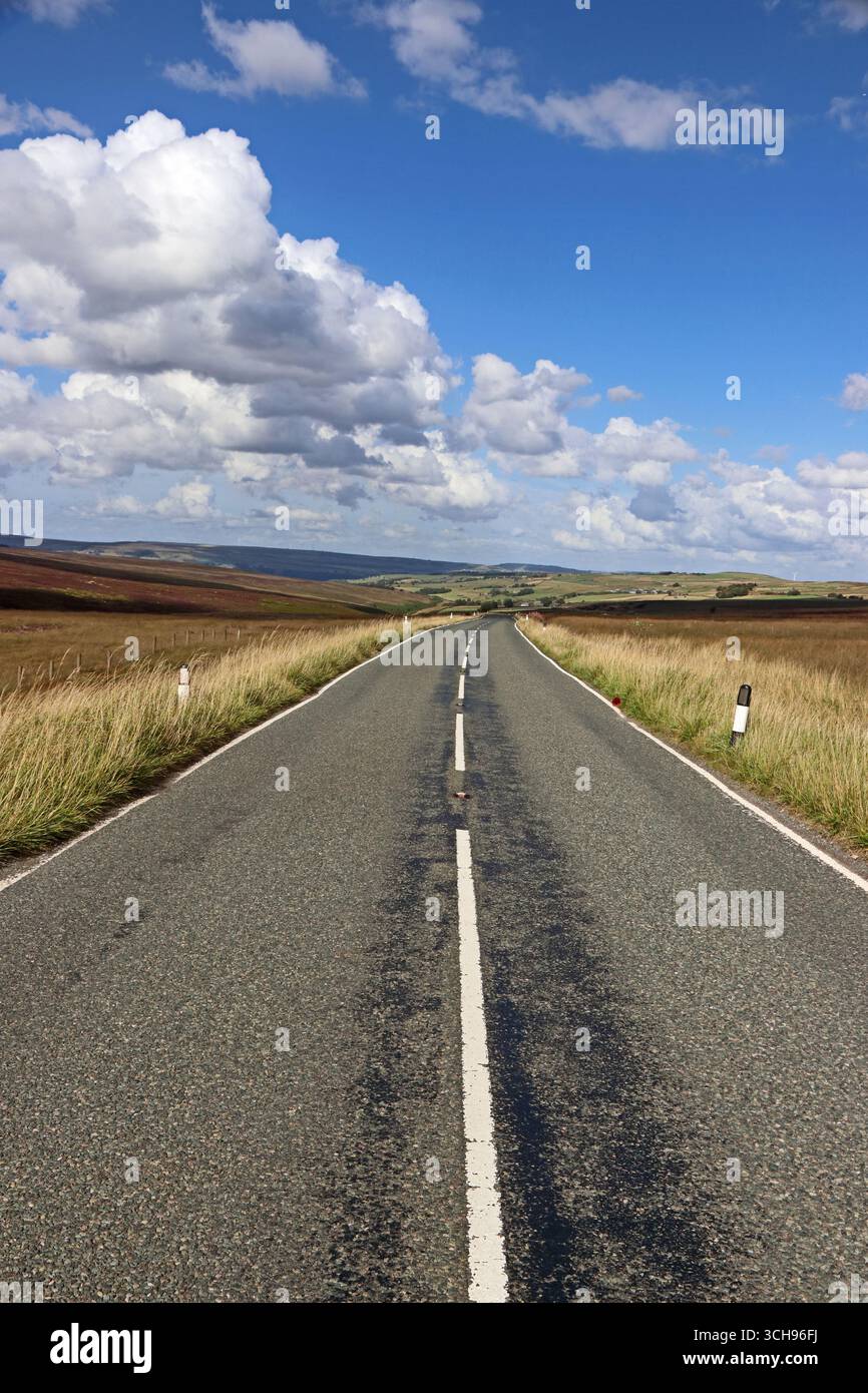 Blick auf die B6138, den Oliver Collinge hinunter in Richtung Cragg Vale Stockfoto