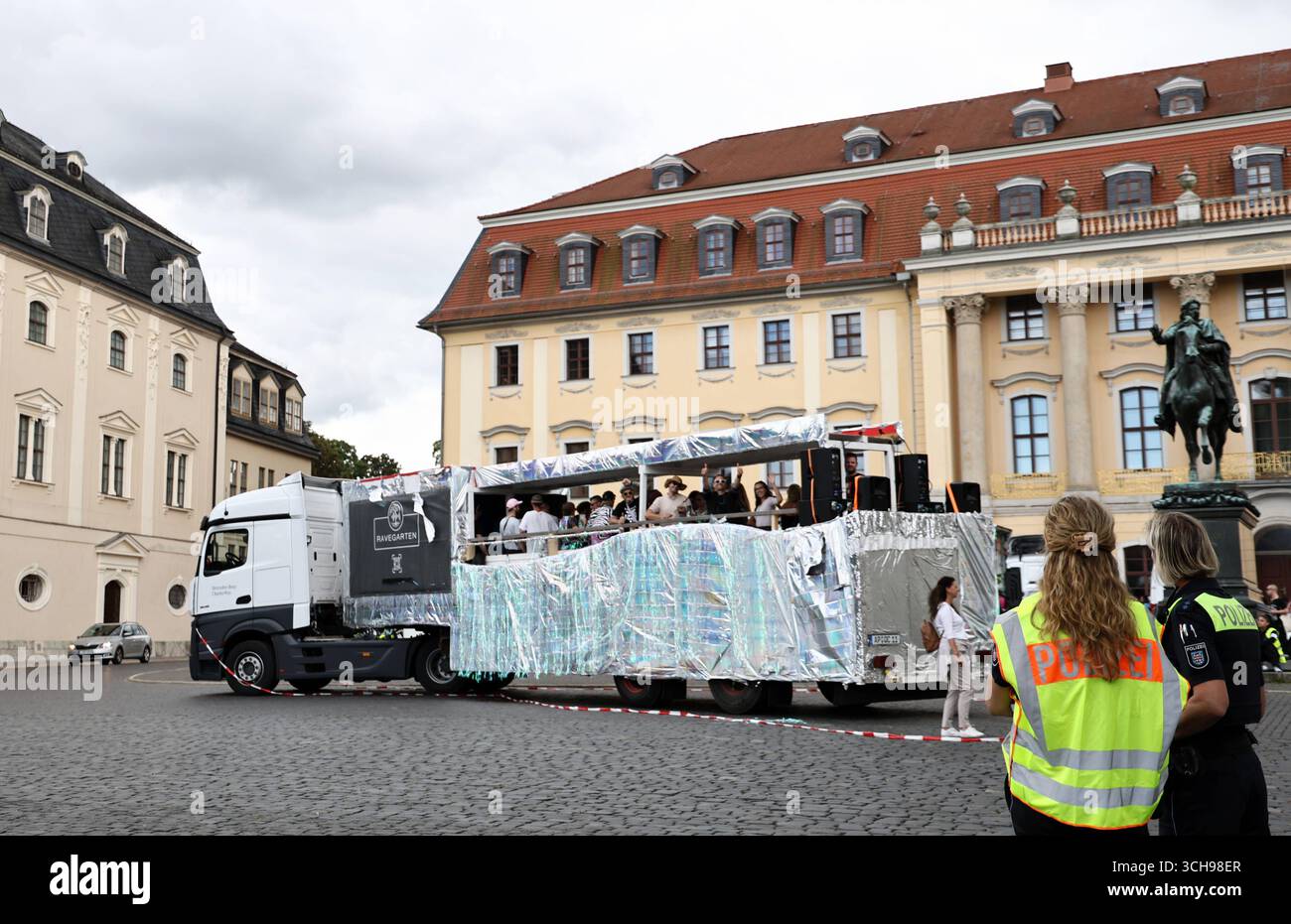 Weimar 30.08.2025, Weimar, Platz der Demokratie, kultureller Umzug in Anlehung an CSD und Loveparade, hierstehen zwei Polizistinnen Polizei / Polizisten und ueberwachen bzw. Sichern das geschehen *** Weimar 30 08 2025, Weimar, Platz der Demokratie, Kulturparade im Stil von CSD und Loveparade, zwei Polizisten stehen hier und überwachen und sichern die Veranstaltung Stockfoto