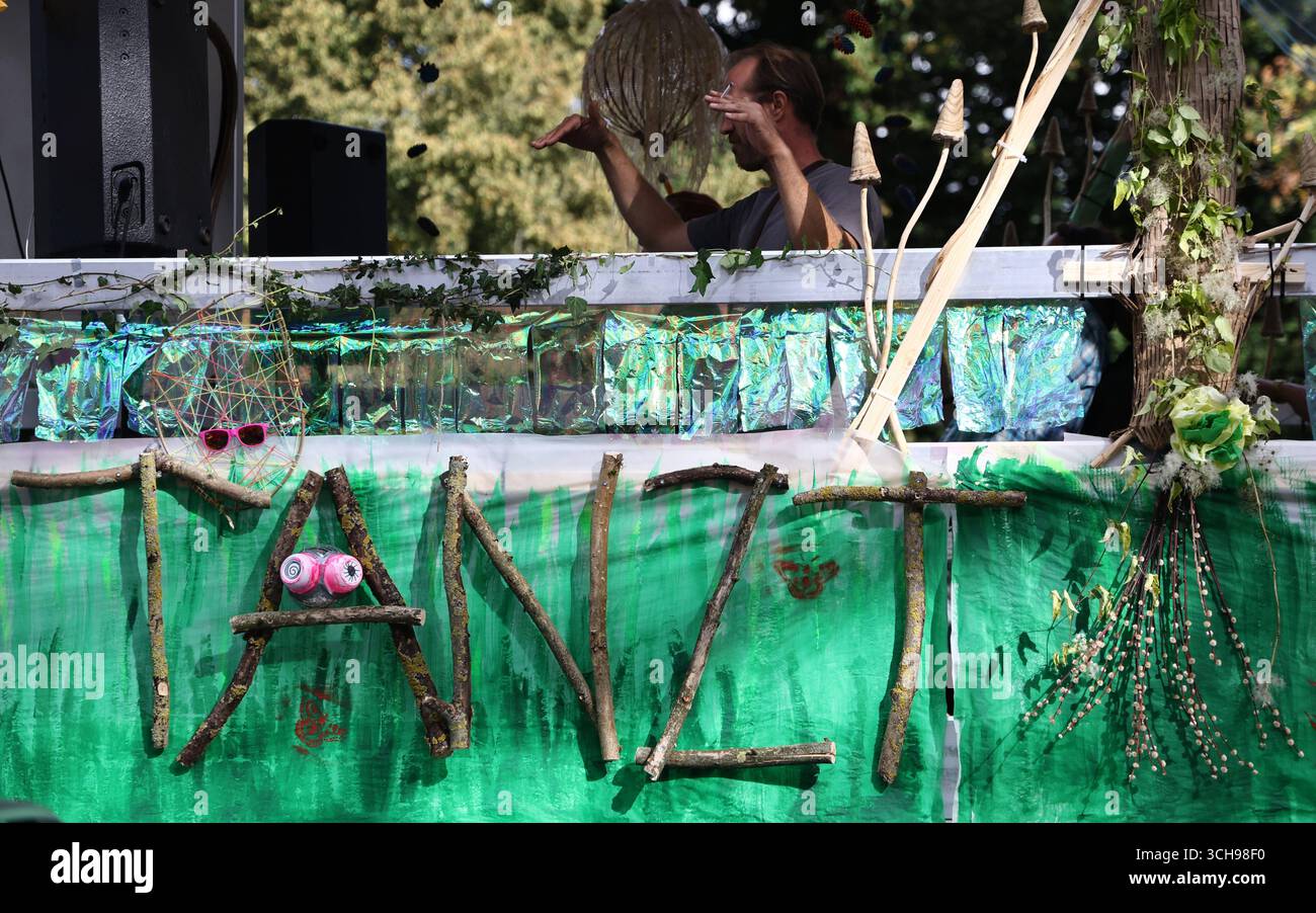 Weimar 30.08.2025, Weimar, kultureller Umzug in Anlehung an CSD und Loveparade, hier steht an einem Umzugswagen das Wort TANZT *** Weimar 30 08 2025, Weimar, Kulturparade in Bezug auf CSD und Loveparade, hier steht das Wort TANZT auf einem Wagen Stockfoto