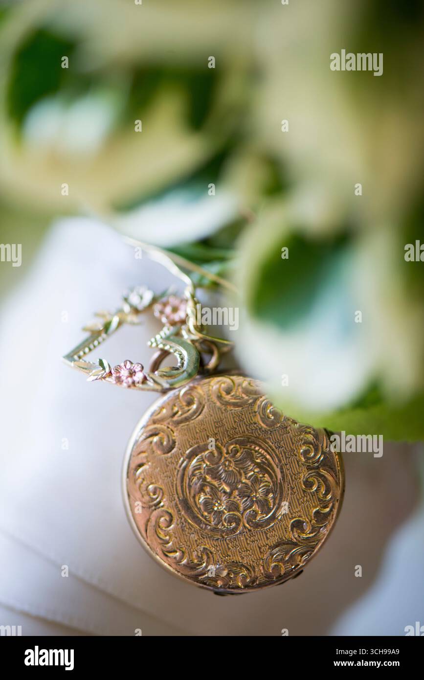 Goldenes Vintage-Medaillon mit Blumenanhänger Stockfoto
