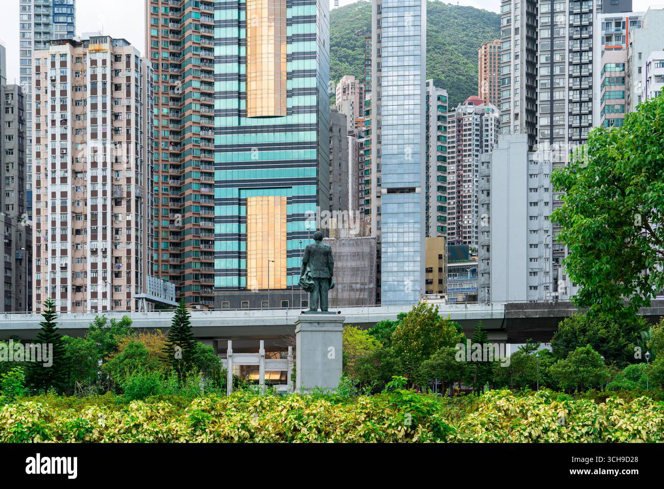 hong kong, Statue des Gründers Sun yat sen in Sai Ying Pun, blickt in Richtung hong kong Island mit seiner Autobahn vor den Gebäuden der Innenstadt Stockfoto