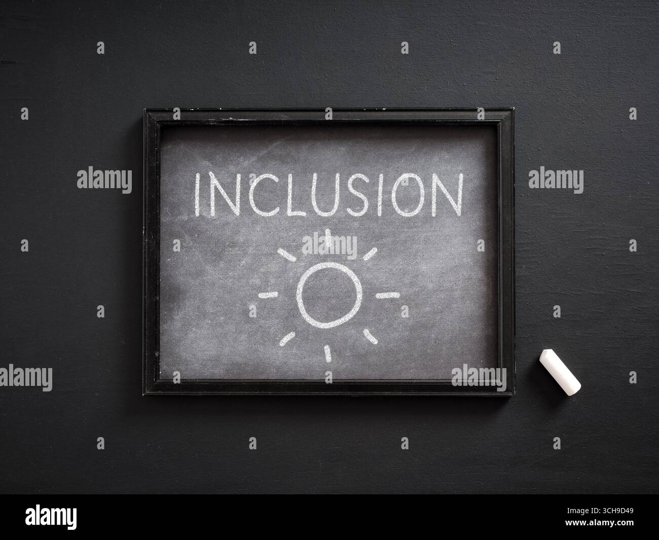 Tafel mit dem Wort Inklusion und einem Sonnenzieher, der Gleichheit, Vielfalt und Toleranz fördert Stockfoto