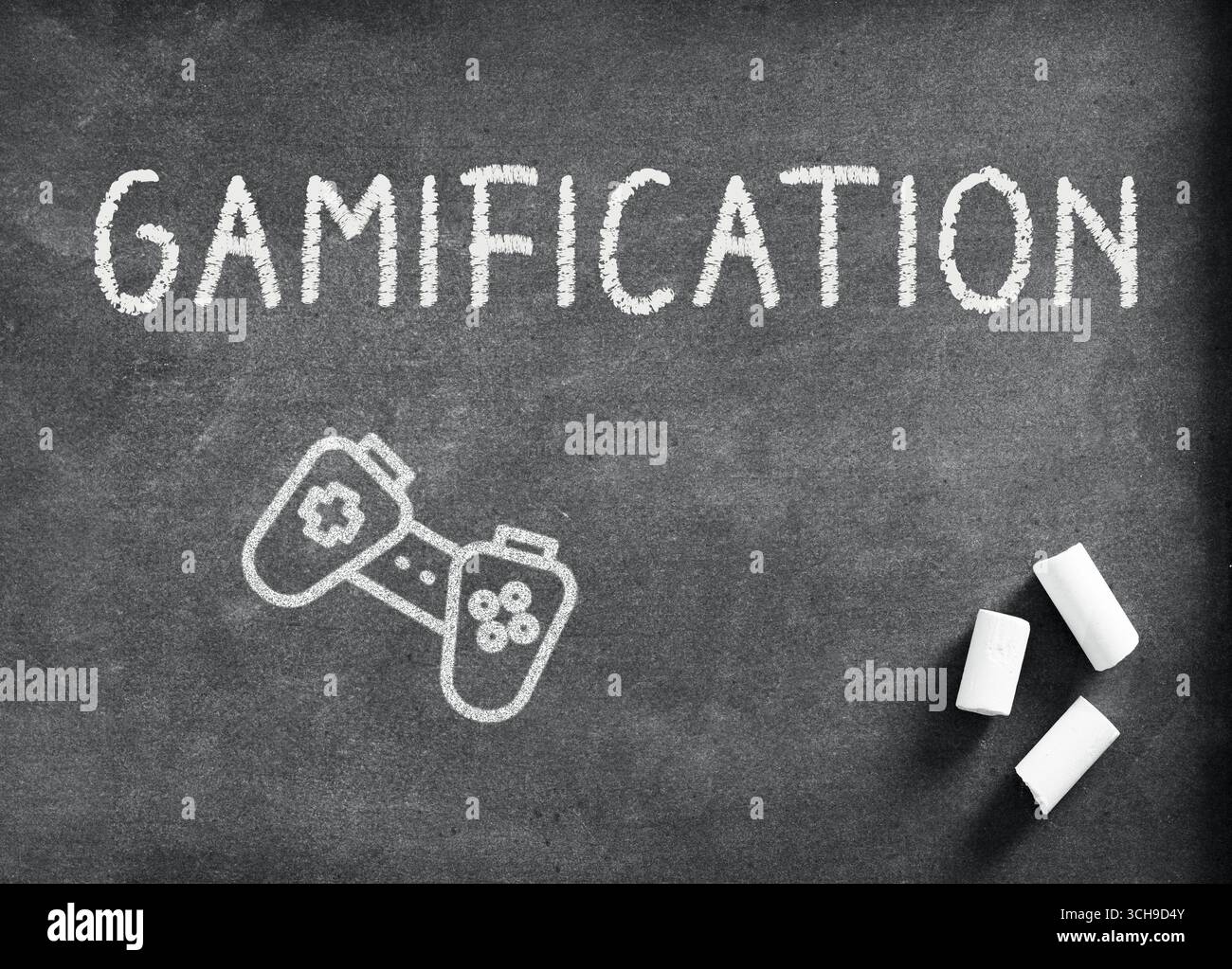 Gamification-Konzept mit einem Game-Controller, der auf einer Tafel dargestellt ist und mit Kreide Bildung, Spaß und Engagement beim Lernen betont Stockfoto