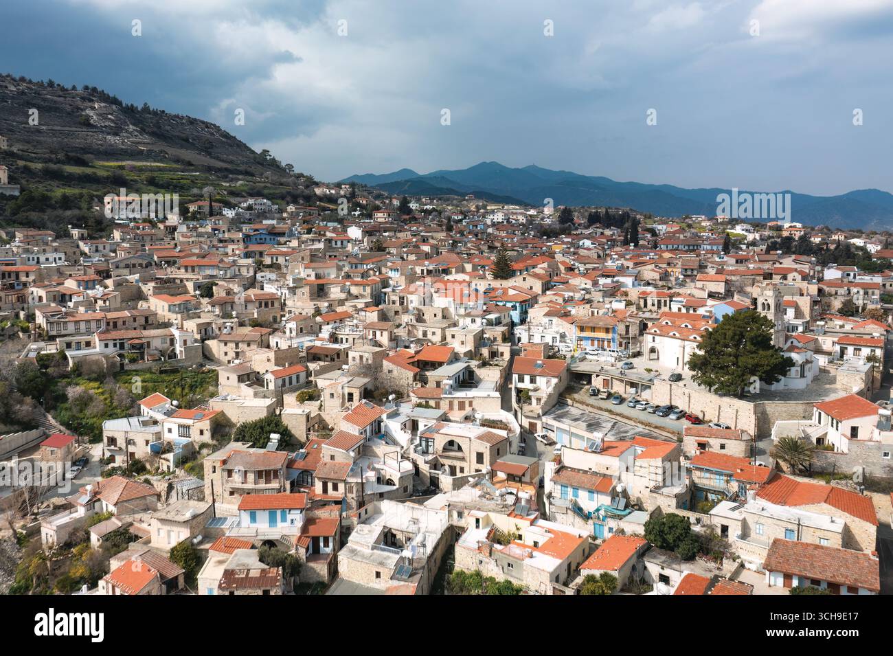 Blick aus der Vogelperspektive auf das malerische Dorf Pano Lefkara, Bezirk Larnaca, Zypern, mit traditioneller Architektur und bergiger Kulisse Stockfoto