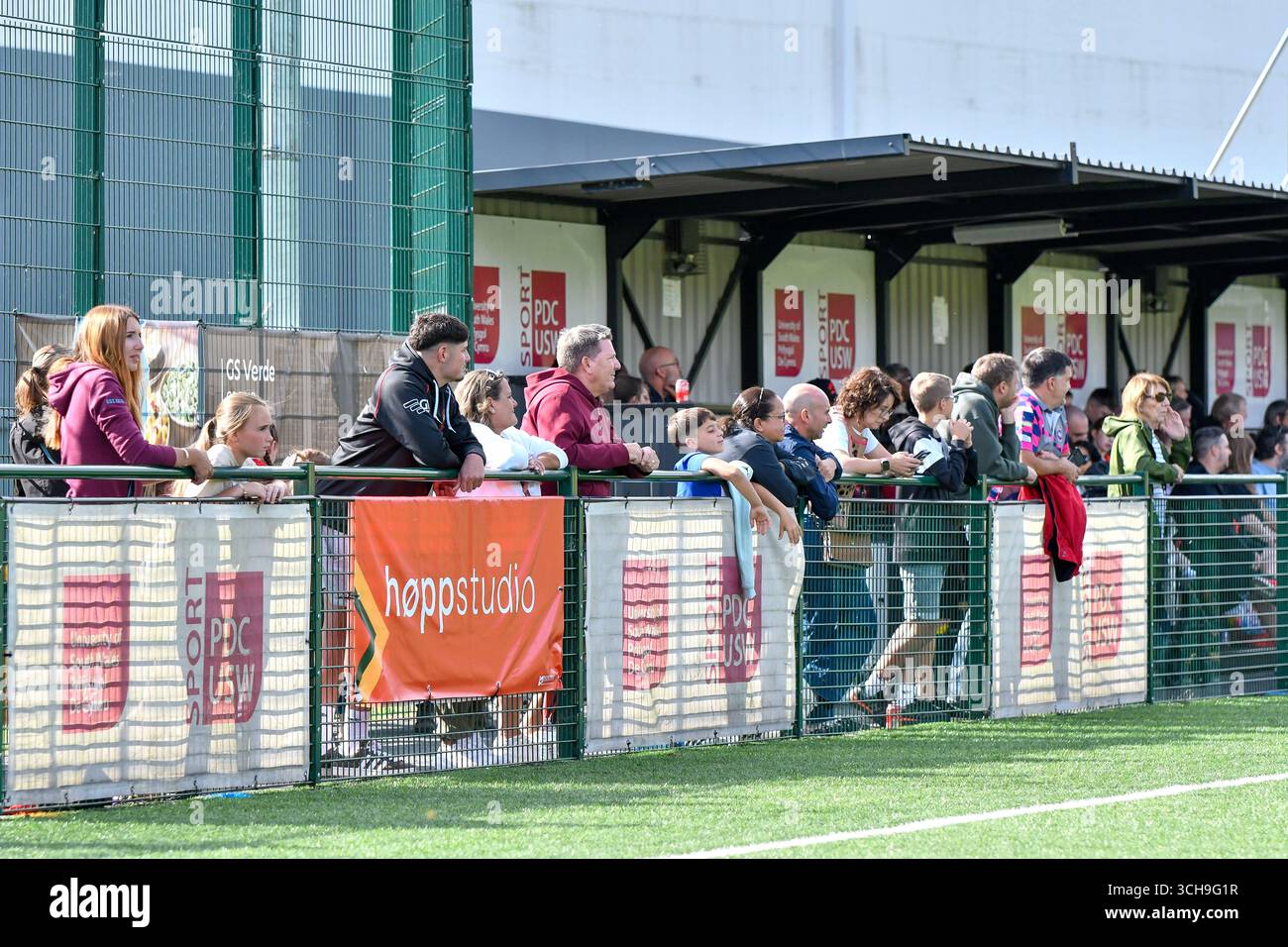Pontypridd, Wales. 31. August 2025. Ein Teil der Zuschauer schaute sich das Spiel der FA Women's National League Southern Premier Division zwischen Gwalia United und Hashtag United am 31. August 2025 im USW Sport Park in Pontypridd, Wales, Großbritannien an. Quelle: Duncan Thomas/Majestic Media. Stockfoto