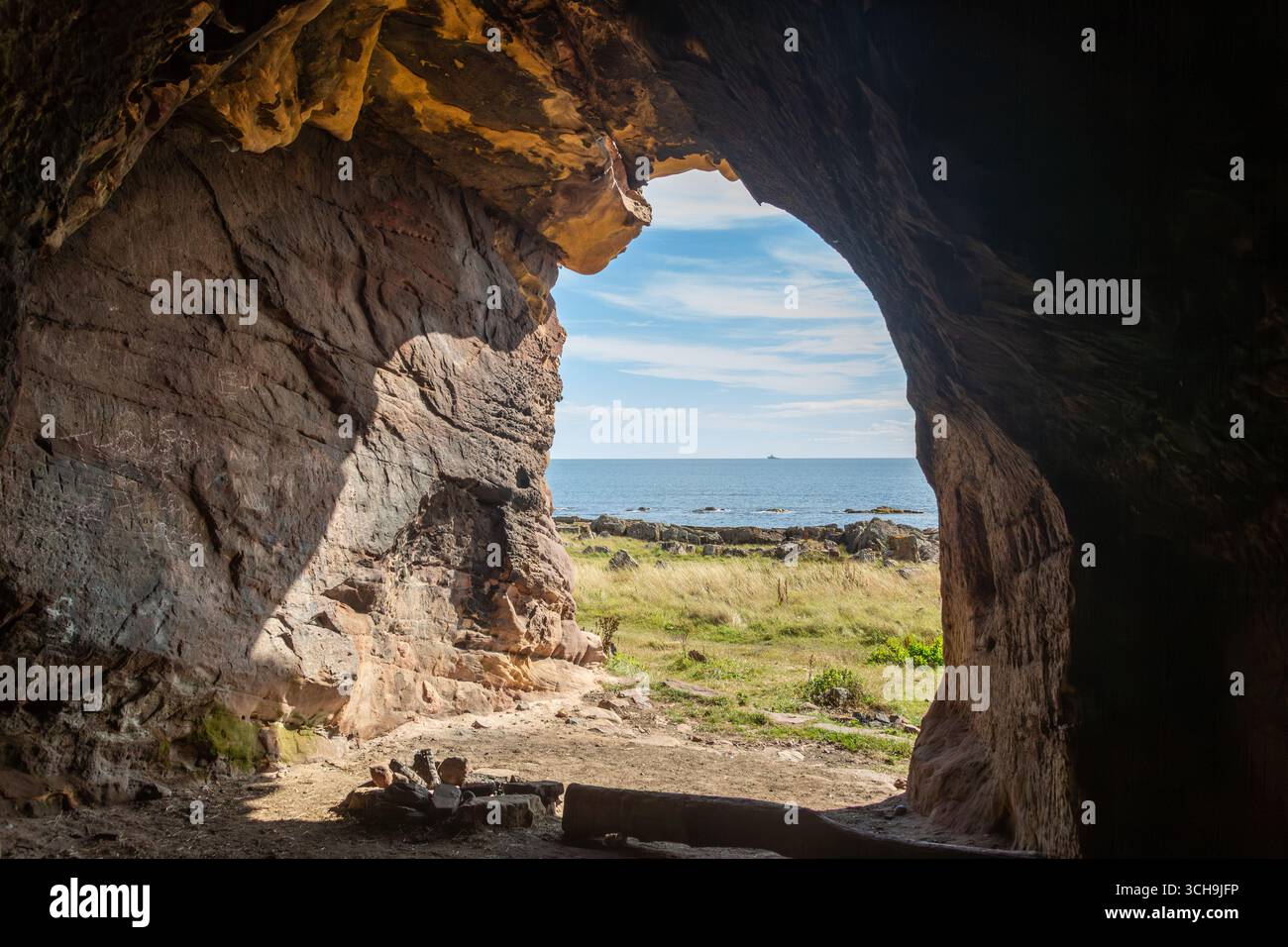 Caiplie Caves – Höhlensystem, das lokal als die Buchten bekannt ist, auf dem Fife Coastal Path zwischen Anstruther und Crail, Fife, Schottland Stockfoto