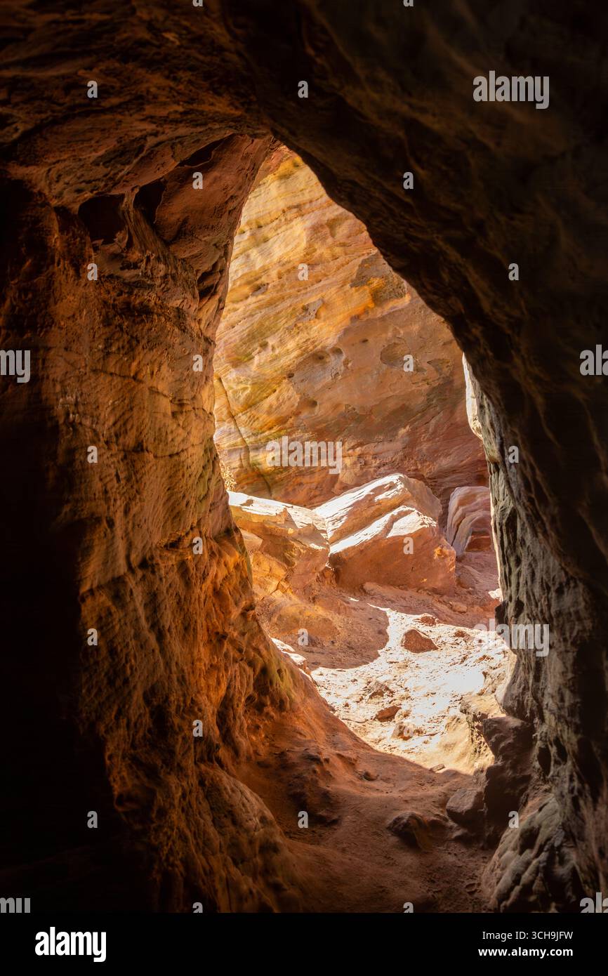 Caiplie Caves – Höhlensystem, das lokal als die Buchten bekannt ist, auf dem Fife Coastal Path zwischen Anstruther und Crail, Fife, Schottland Stockfoto