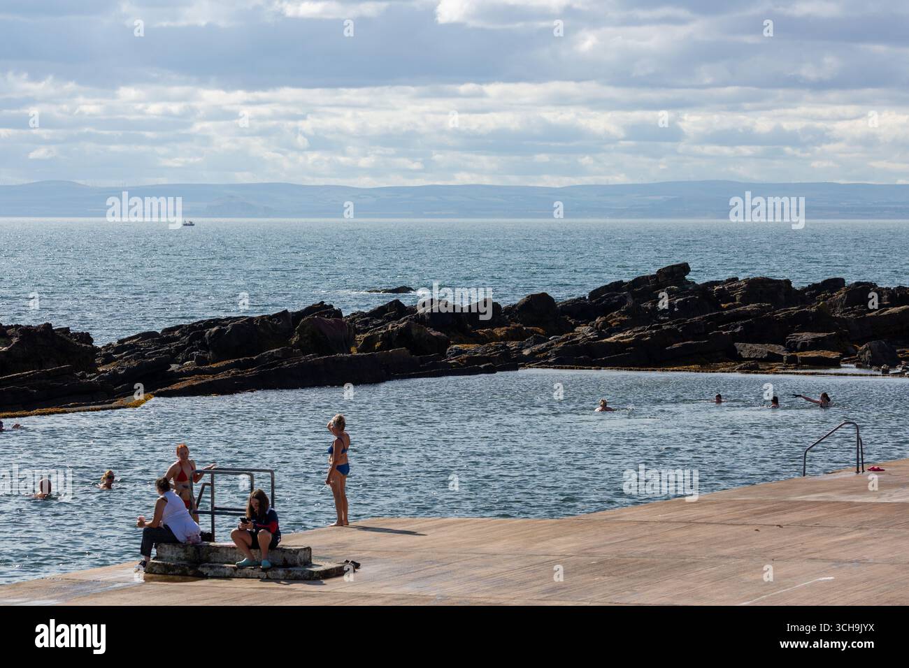 Menschen schwimmen im Cellardyke Tidal Pool, Fife, Schottland Stockfoto