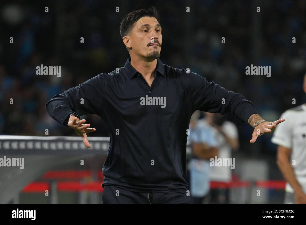Cagliari-Trainer Fabio Pisacane reagierte beim Spiel der Serie A Enilive zwischen Napoli und Cagliari im Diego Armando Maradona Stadion. Endpunktzahl Neapel 1: 0 Cagliari. Stockfoto