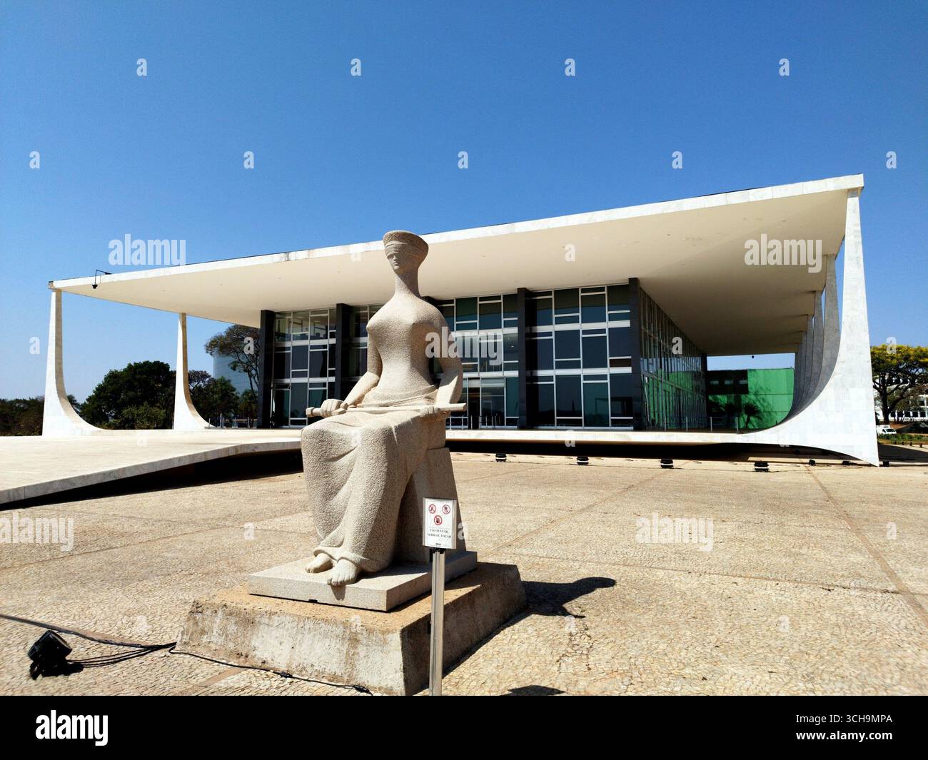 Brasilia, Distrito Federal, Brasilien. September 2025. Brasilia (DF), 1. September 2025 - Politik/STF/Prozess/Bolsonaro - *Akte* Fassade des Obersten Bundesgerichtshofs (STF) auf dem Dreimächte-Platz in der Bundeshauptstadt. Diese Woche wird der Prozess gegen den ehemaligen Präsidenten Jair Bolsonaro und andere, die des versuchten Putsches beschuldigt werden, stattfinden. (Foto: Leandro Chemalle/Thenews2/Zumapress) (Credit Image: © Leandro Chemalle/TheNEWS2 via ZUMA Press Wire) NUR REDAKTIONELLE VERWENDUNG! Nicht für kommerzielle ZWECKE! Stockfoto