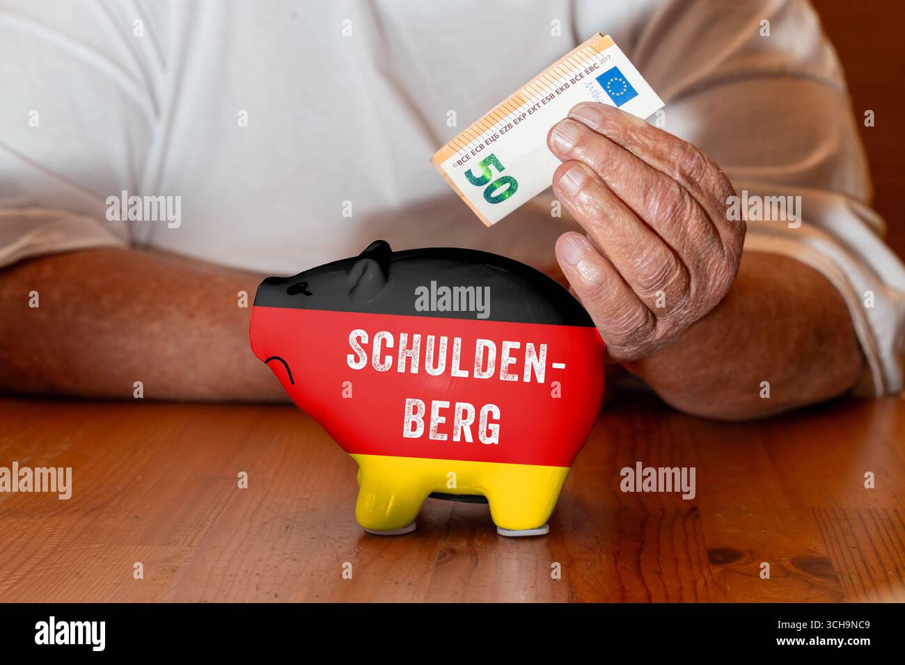Deutschland - 29. August 2025: FOTOMONTAGE, Eine Schweinebank in den Farben Deutschlands mit der Inschrift Schuldenberg Schuldenberg symbolisiert wachsende Staatsverschuldung, steigende Defizite und die finanzielle Belastung für Bürger, Wirtschaft und Politik. *** FOTOMONTAGE, ein Sparschwein in Deutschlandfarben mit der Aufschrift Schuldenberg symbolisiert wachsende Staatsschulden, steigende Defizite und die finanzielle Belastung für Bürger, Wirtschaft und Politik. Stockfoto