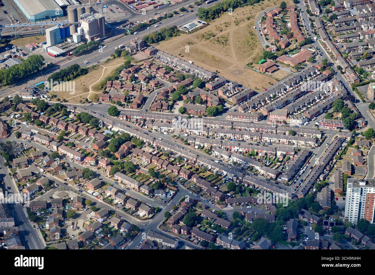 Eine Luftaufnahme von gemischten Wohnhäusern in Bootle, Liverpool, Merseyside, Nordwesten Englands Stockfoto