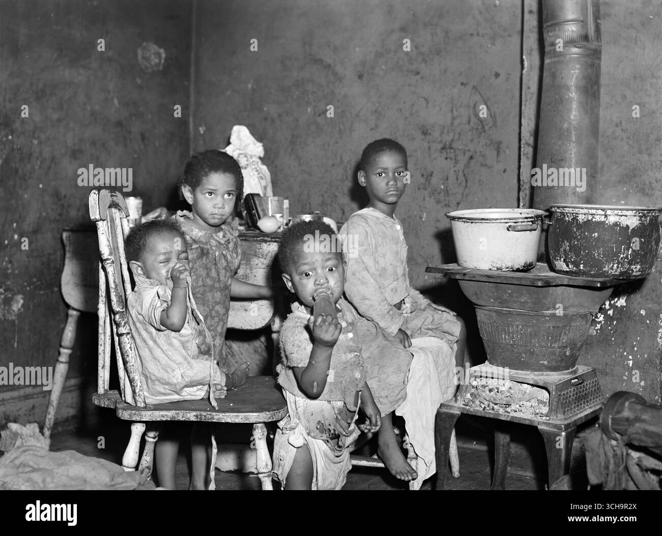 Arme schwarze Kinder leben in einer Zweizimmerwohnung. Aliquippa, Pennsylvania – Vachon, John, 1914–1975, Fotograf, 1941 Stockfoto
