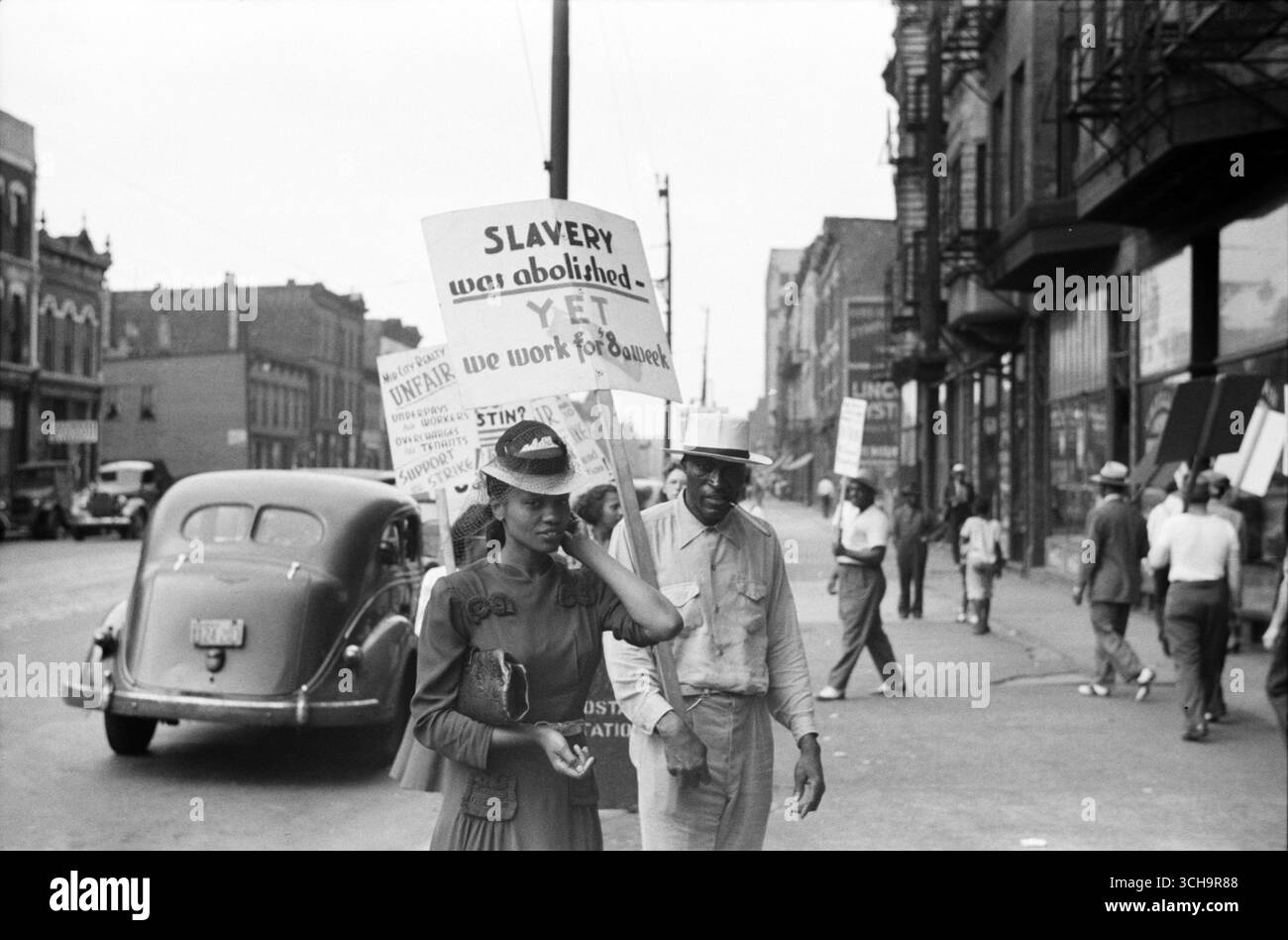 Proteste, schwarz streikende Arbeiter - Picket Line bei Mid-City Realty Company, South Chicago, Illinois - John Vachon Street Foto 1941 Stockfoto
