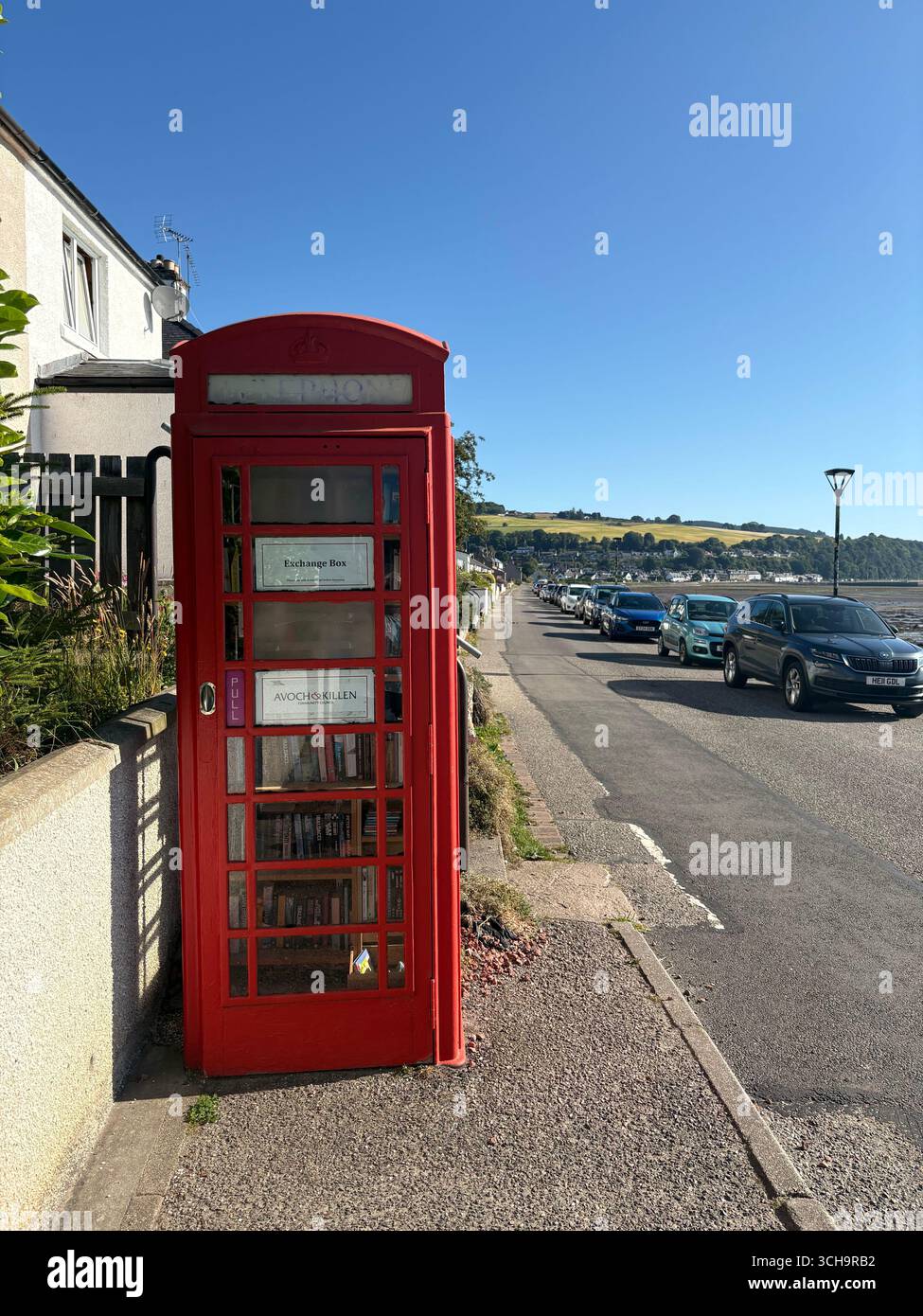 Telefonbox in Avoch, Schottland an einem schönen Sommertag im 25. Juli - Smartphone-aufgenommenes Stockfoto