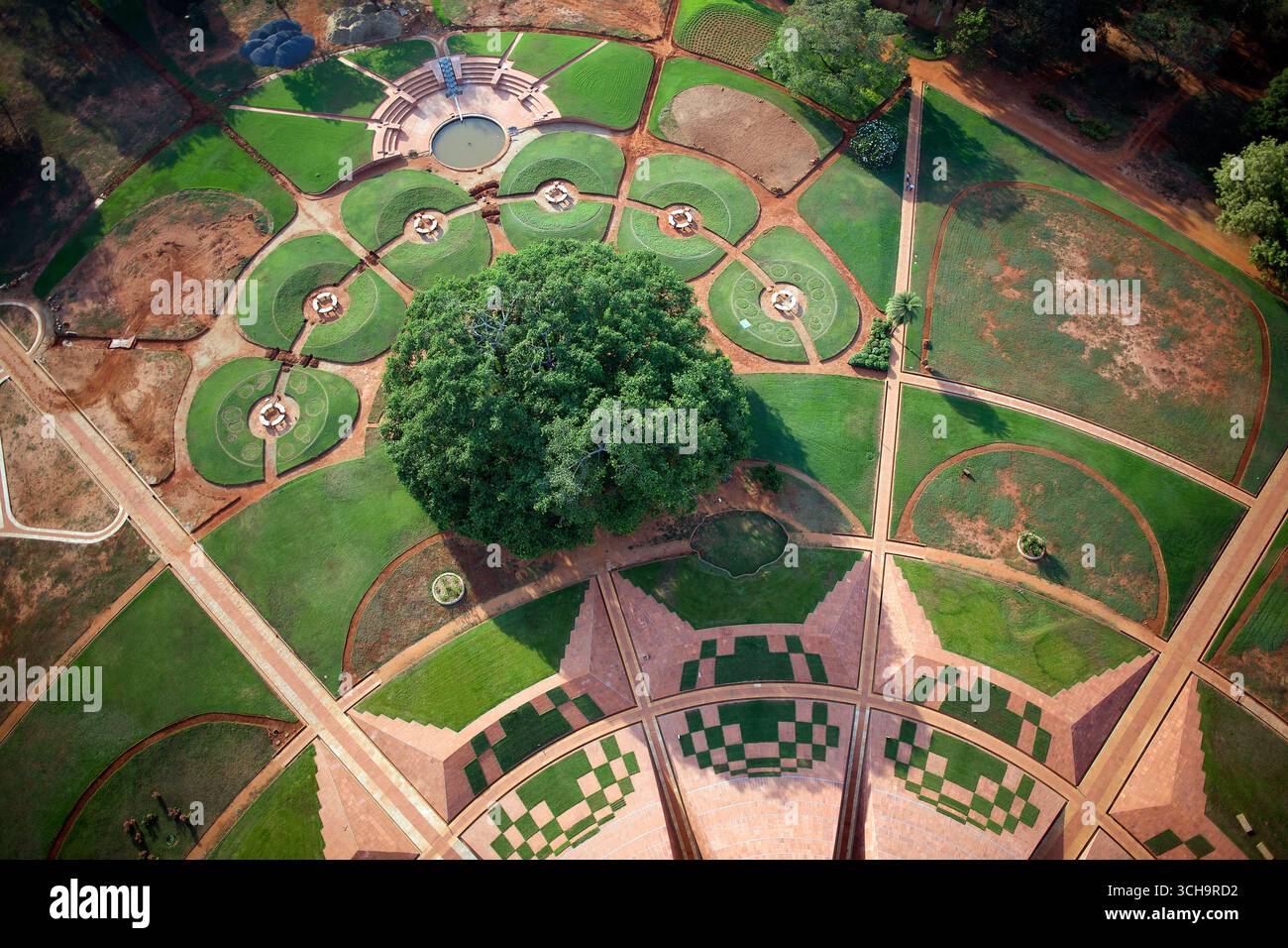 Aus der Vogelperspektive des sorgfältig gestalteten Gartens mit geometrischen Mustern und einem zentralen Wasserspiel, das eine Mischung aus Natur und Kunst zeigt, Bommayapalayam, Tamil Nadu, Indien. Stockfoto