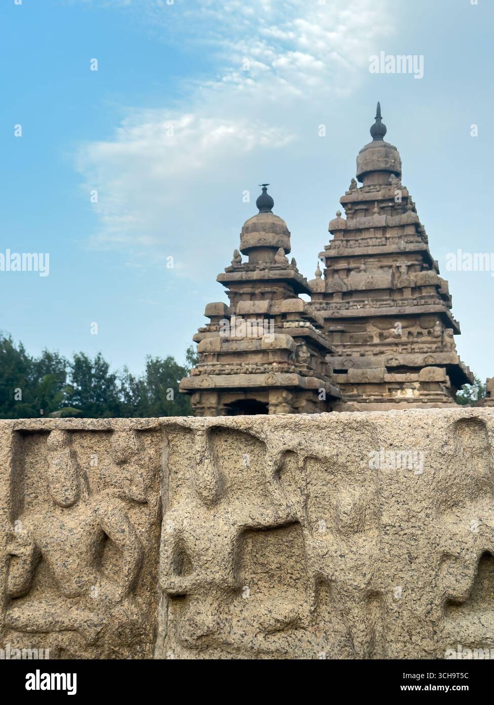 Die Türme des wunderschönen Ufertempels, der eines der Denkmäler in Mahabalipuram ist, erbaut vom Pallava-Königreich, Tamil Nadu, Indien Stockfoto