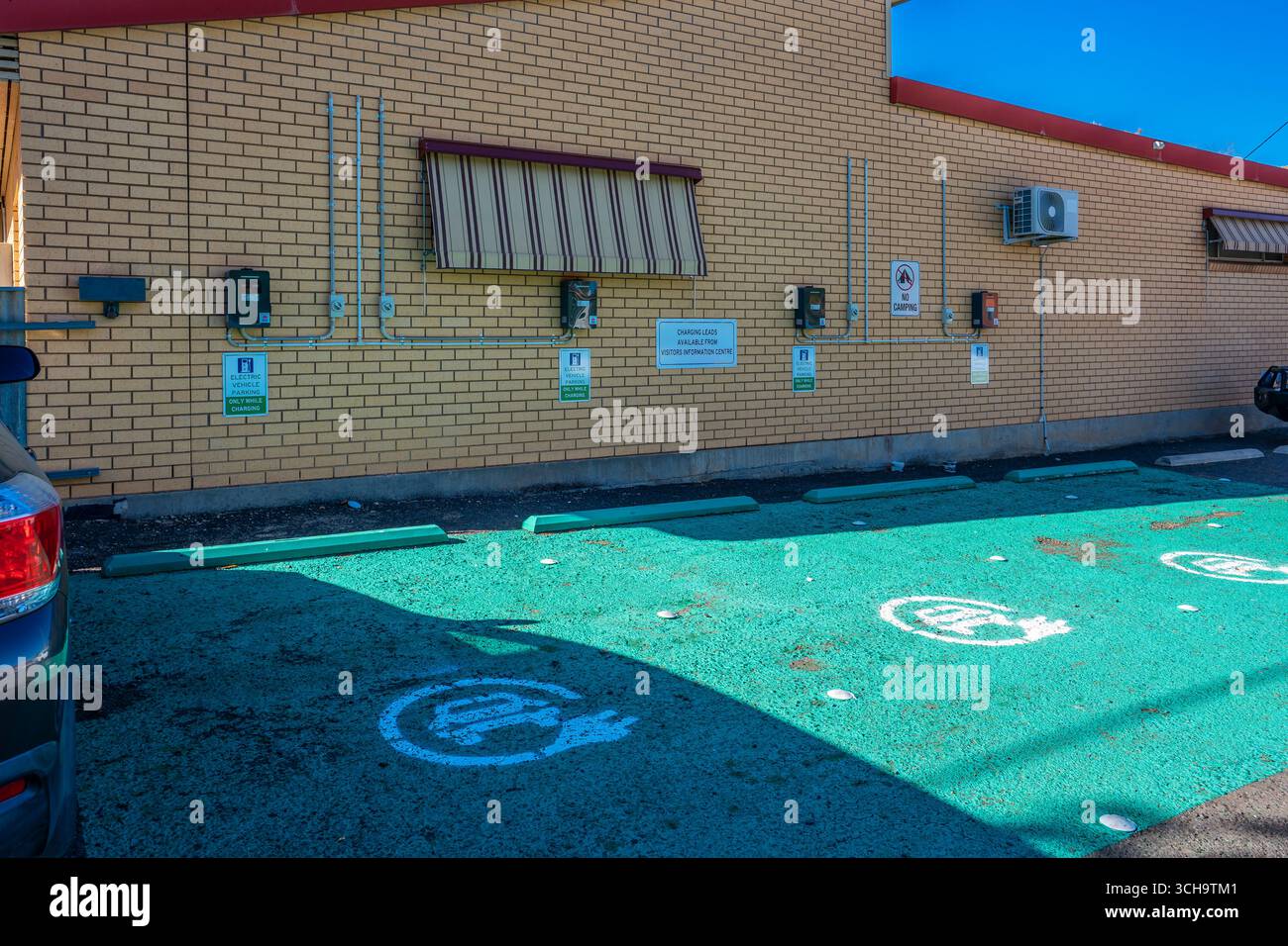 Chinesische Hersteller von okularen EV-Ladegeräten, die an einem Parkplatz in der regionalen Stadt Hay in New South Wales, Australien, montiert wurden Stockfoto