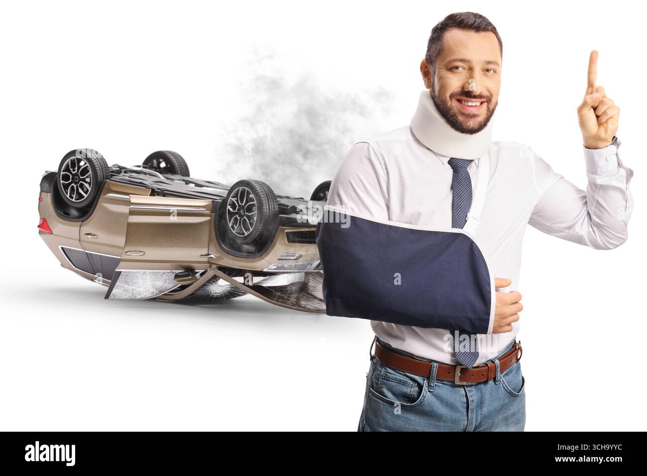 Der Passagier wurde bei einem Autounfall mit einem Halsband und einer Armschlinge verletzt, die auf weißem Hintergrund nach oben zeigen Stockfoto
