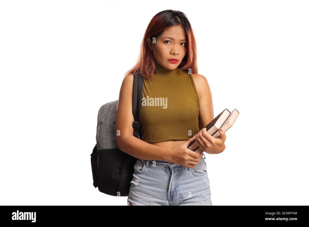 Ernsthafte asiatische Studentin, die Bücher isoliert auf weißem Hintergrund hält Stockfoto