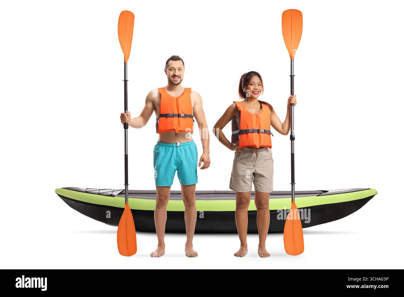 Junger Mann und Frau mit Schwimmwesten und Paddeln für Kajakfahren isoliert auf weißem Hintergrund Stockfoto