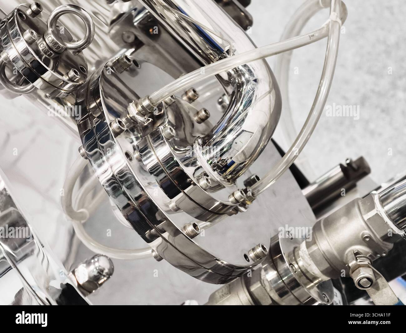 Komplizierte Details polierter Edelstahlmaschinen in einer modernen industriellen Umgebung Stockfoto