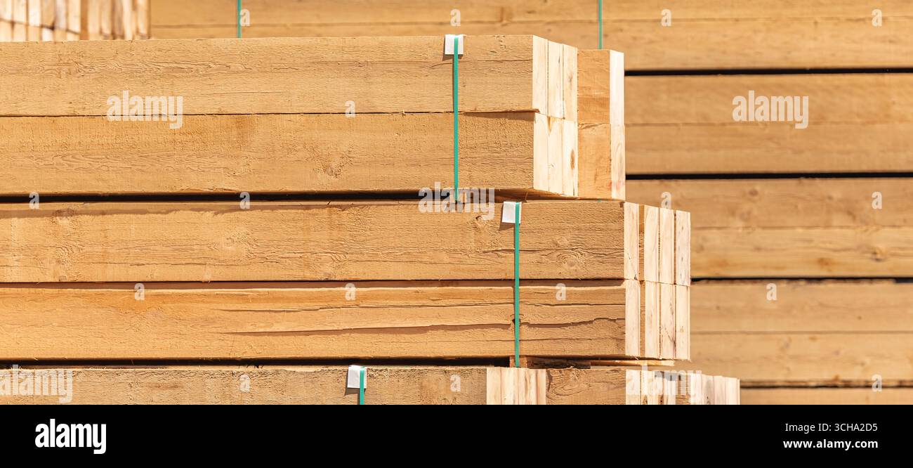 Gestapelte, bearbeitete Holzblöcke. Holzbretter, Holz, Industrieholz, Holz. Kiefernholzprodukte. Lagerbestand Stockfoto