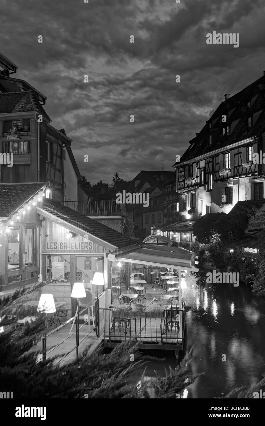 Sturmwolken über mittelalterlicher Architektur in Colmars Little Venice Quarter Stockfoto
