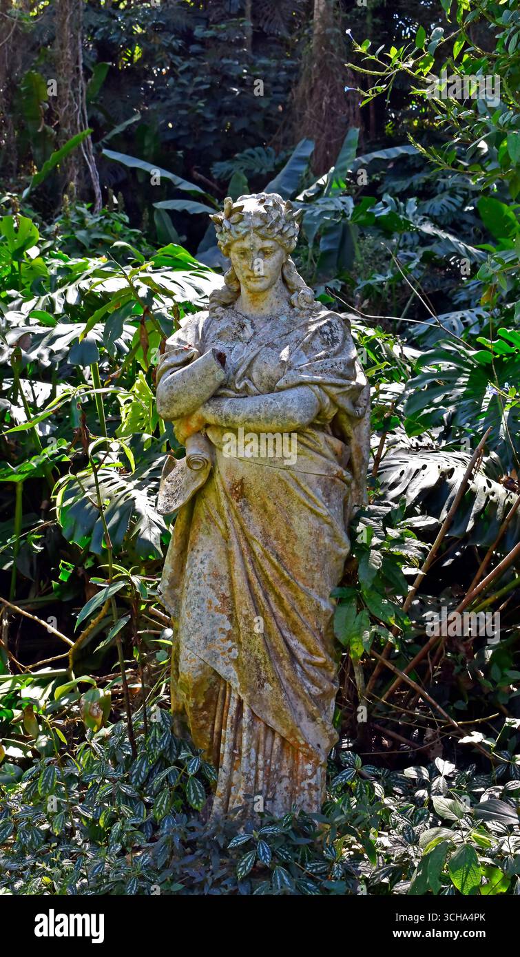 Dekorative Skulptur in einem Gartenteich, Petropolis, Rio de Janeiro, Brasilien Stockfoto
