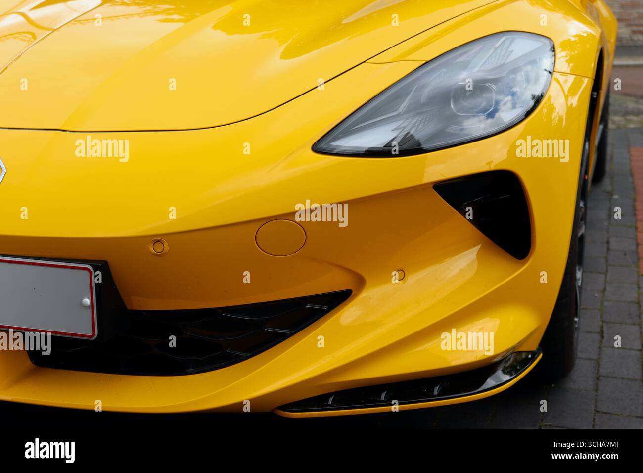 Ein dreiviertel Nahaufnahme des neuen Elektrosportwagens MG Cyberster mit attraktivem Design des SAIC Design Studios. Stockfoto