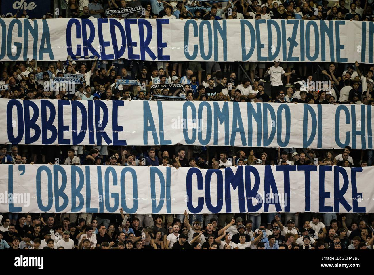 Lazio-Fans zeigen ein Banner mit den Worten Credere, Obbedire, Combattere (glauben, gehorchen, kämpfen), das Motto des italienischen faschistischen Regimes der 1930er Jahre während des Fußballspiels der Serie A 2025/2026 zwischen SS Laziio und Hellas Verona im Stadio Olimpico in Rom (Italien), 31. August 2025. Stockfoto