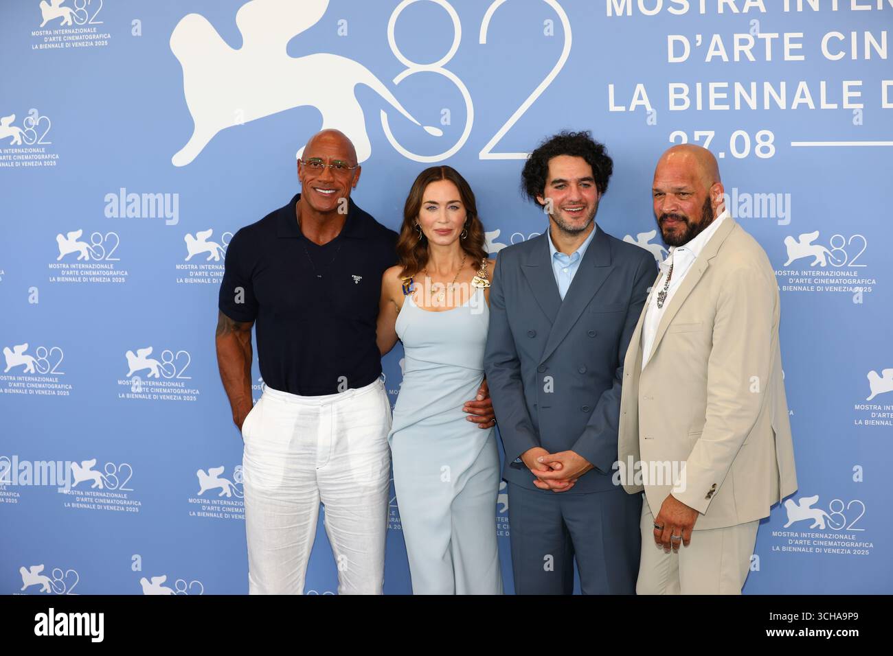 1. September 2025, Venedig, Veneto, Italien: Darsteller und Crew DWAYNE JOHNSON, EMILY BLUNT, Regisseurin BENNY SAFDIE und ehemalige MMA Legend BAS RUTTEN beim Fotocall zum Film „The Smashing Machine“ beim 82. Venedig Film Festival im Lido, Italien. (Kreditbild: © Mickael Chavet/ZUMA Press Wire) NUR REDAKTIONELLE VERWENDUNG! Nicht für kommerzielle ZWECKE! Stockfoto