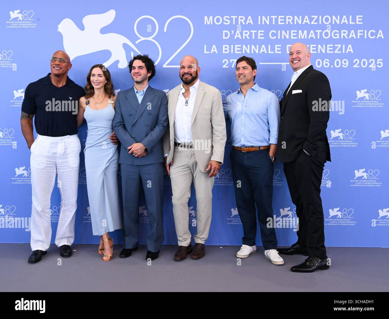 Venedig, Italien. September 2025. Tag 6, Photocall für den Film „die zerschmetternde Maschine“. Abgebildet sind Dwayne Johnson, Emily Blunt, Benny Safie, Mark Kerr, David Koplan, und Hiram Garcia. Quelle: Unabhängige Fotoagentur/Alamy Live News Stockfoto