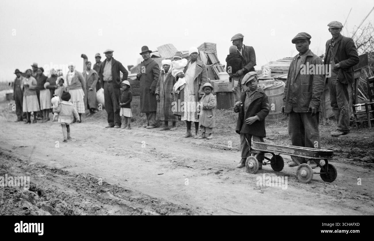 Familien von Freibeutern der Dibble Plantage in der Nähe von Parkin, Arkansas, die in der Woche vom 12. Januar 1936 rechtmäßig vertrieben wurden Stockfoto