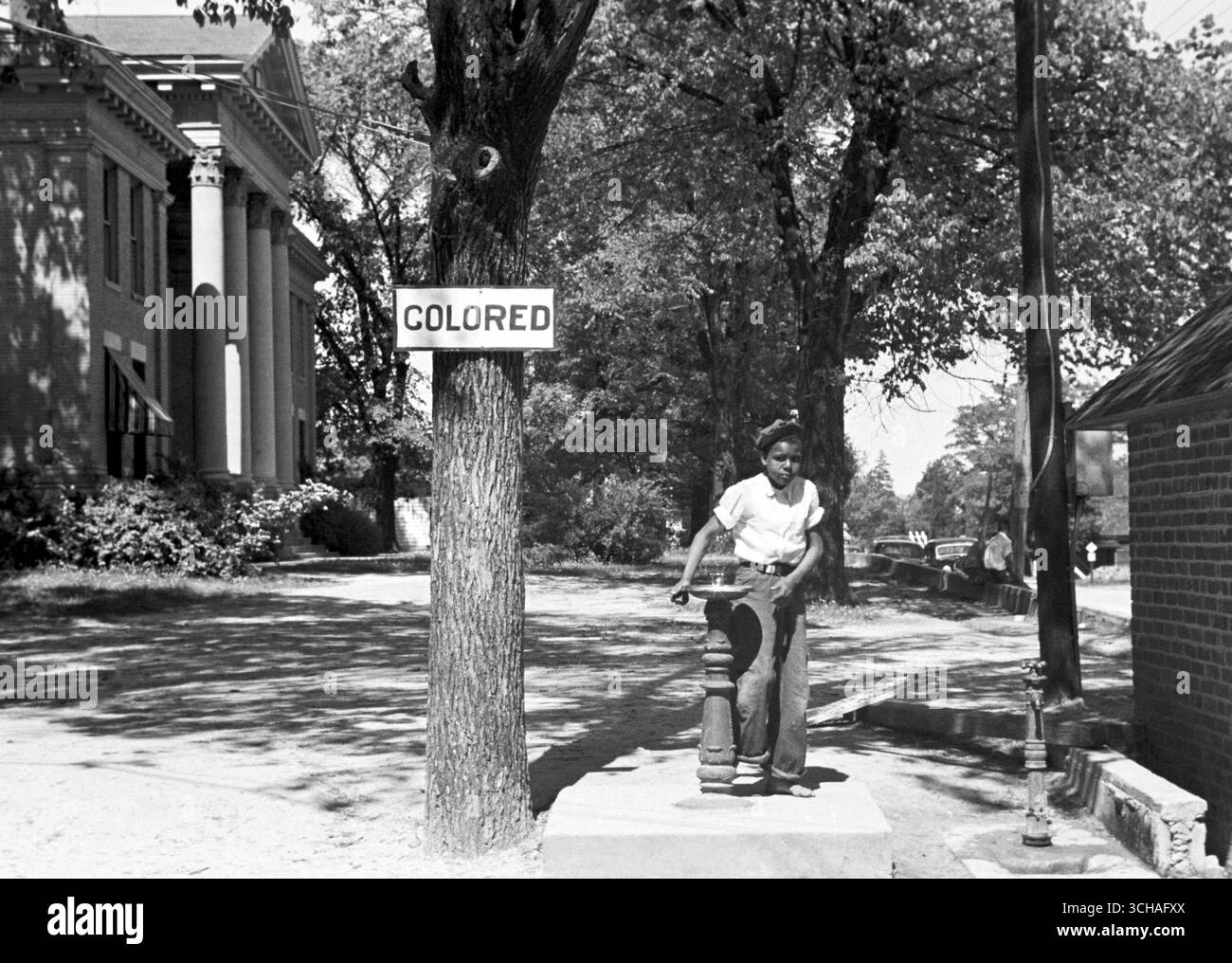 Segregation – Trinkbrunnen auf dem Halifax County Courthouse (North Carolina) im April 1938 – John Vachon Straßenfoto Stockfoto