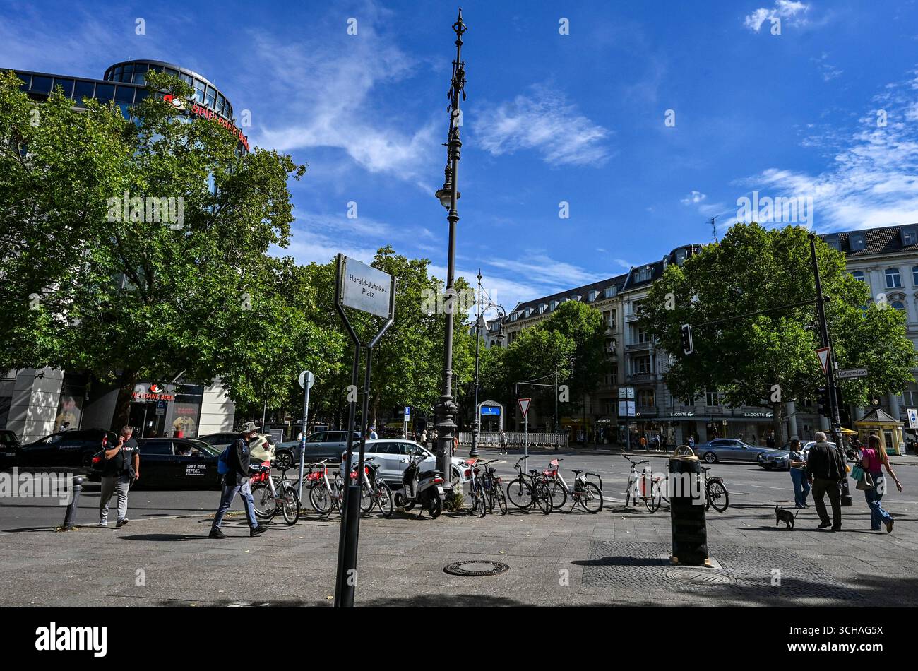 Berlin, Deutschland. September 2025. Der neu benannte Harald-Juhnke-Platz an der Kreuzung von Kurfürstendamm, Grolmanstraße und Uhlandstraße direkt neben der Kudammbühne. Der Name ehrt das künstlerische Lebenswerk von Harald Juhnke, der das kulturelle Leben Berlins jahrzehntelang prägte und zu den bekanntesten Bühnen- und Fernsehstars Deutschlands zählte. Quelle: Jens Kalaene/dpa/Alamy Live News Stockfoto