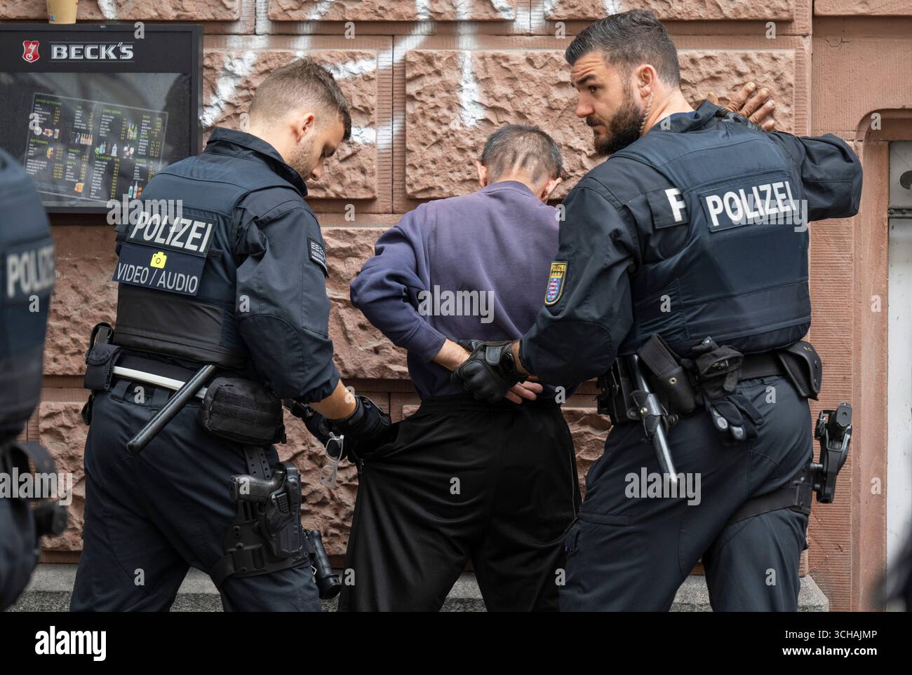 1. September 2025, Hessen, Frankfurt/Main: Polizeibeamte suchen einen Mann während einer Überfall im Drogenbereich. Die offene Drogenszene rund um den Hauptbahnhof ist seit Jahren ein politisches Thema. Foto: Boris Roessler/dpa Stockfoto 1. September 2025, Hessen, Frankfurt/Main: Polizeibeamte suchen einen Mann während einer Überfall im Drogenbereich. Die offene Drogenszene rund um den Hauptbahnhof ist seit Jahren ein politisches Thema. Foto: Boris Roessler/dpa Stockfoto
