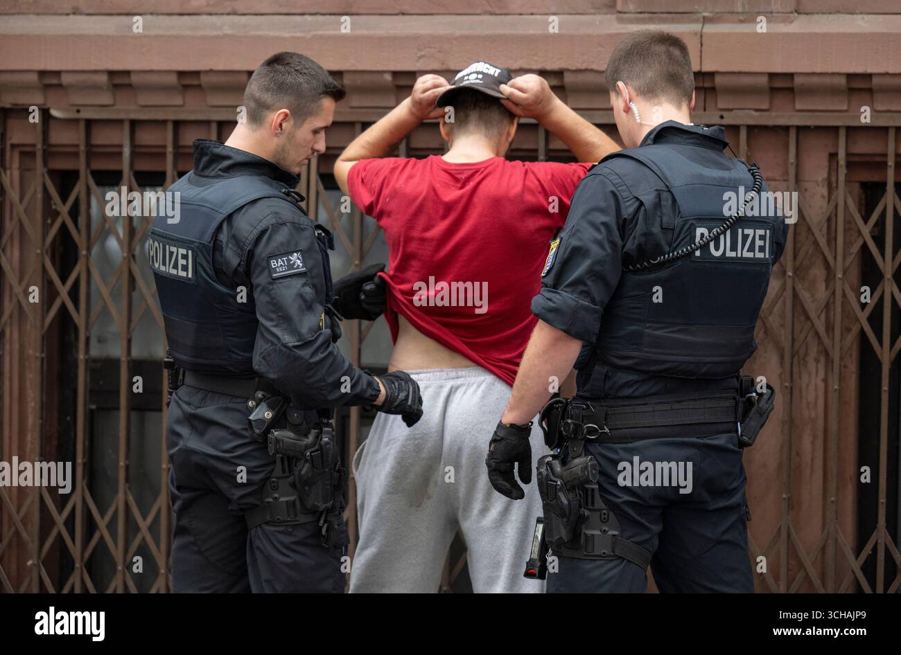 1. September 2025, Hessen, Frankfurt/Main: Polizeibeamte suchen einen Mann während einer Überfall im Drogenbereich. Die offene Drogenszene rund um den Hauptbahnhof ist seit Jahren ein politisches Thema. Foto: Boris Roessler/dpa Stockfoto 1. September 2025, Hessen, Frankfurt/Main: Polizeibeamte suchen einen Mann während einer Überfall im Drogenbereich. Die offene Drogenszene rund um den Hauptbahnhof ist seit Jahren ein politisches Thema. Foto: Boris Roessler/dpa Stockfoto