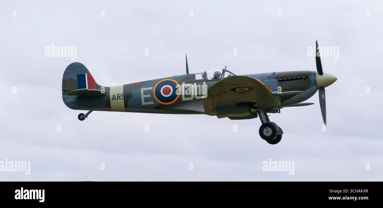OLD WARDEN, BEDFORDSHIRE, ENGLAND, Großbritannien - 30. August 2025 - Ein Supermarine Spitfire IX B startet bei der Best of British Air Show auf dem Shuttleworth Col Stockfoto