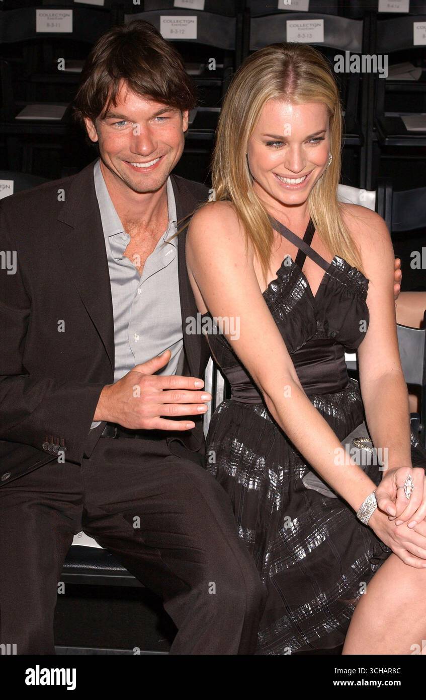Jerry O'Connell und Rebecca Romijn Stamos am ersten Tag der Mercedes Benz Los Angeles Fashion Week, die am 18. März 2007 in den Smash Box Studios in Los Angeles stattfand Stockfoto