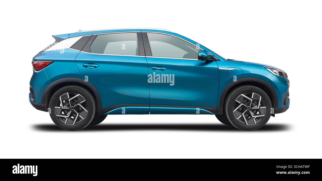 BYD Atto 3 Elektro-SUV-Auto, Seitenansicht isoliert auf weißem Hintergrund Stockfoto