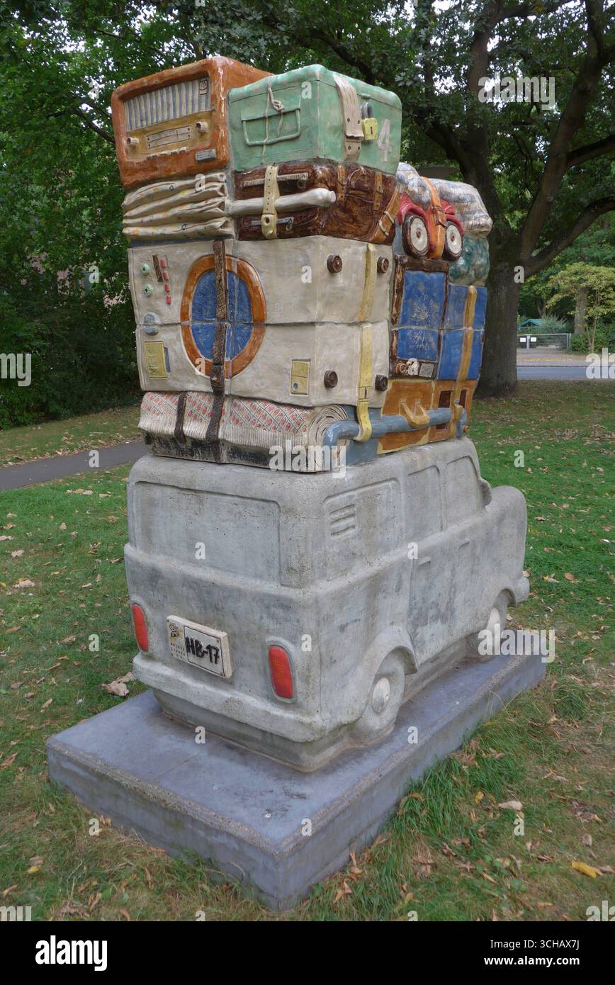 Eine Betonskulptur im ehemaligen Werftarbeiterstadtteil Bremen-Gröpelingen soll an die erste Generation der sogenannten Gastarbeiter erinnern, die in den Sommerferien zwischen Deutschland und der Türkei pendelten, oft mit einem Ford Transit. Das Denkmal wurde 2017 von Gefangenen der Bildhauerwerkstatt der Justizvollzugsanstalt Gröpelingen geschaffen. *** Eine Betonskulptur im ehemaligen Werftarbeiterviertel Bremen Gröpelingen soll an die erste Generation sogenannter Gastarbeiter erinnern, die während ihrer Sommerferien, oft in einem for, zwischen Deutschland und der Türkei pendelten Stockfoto