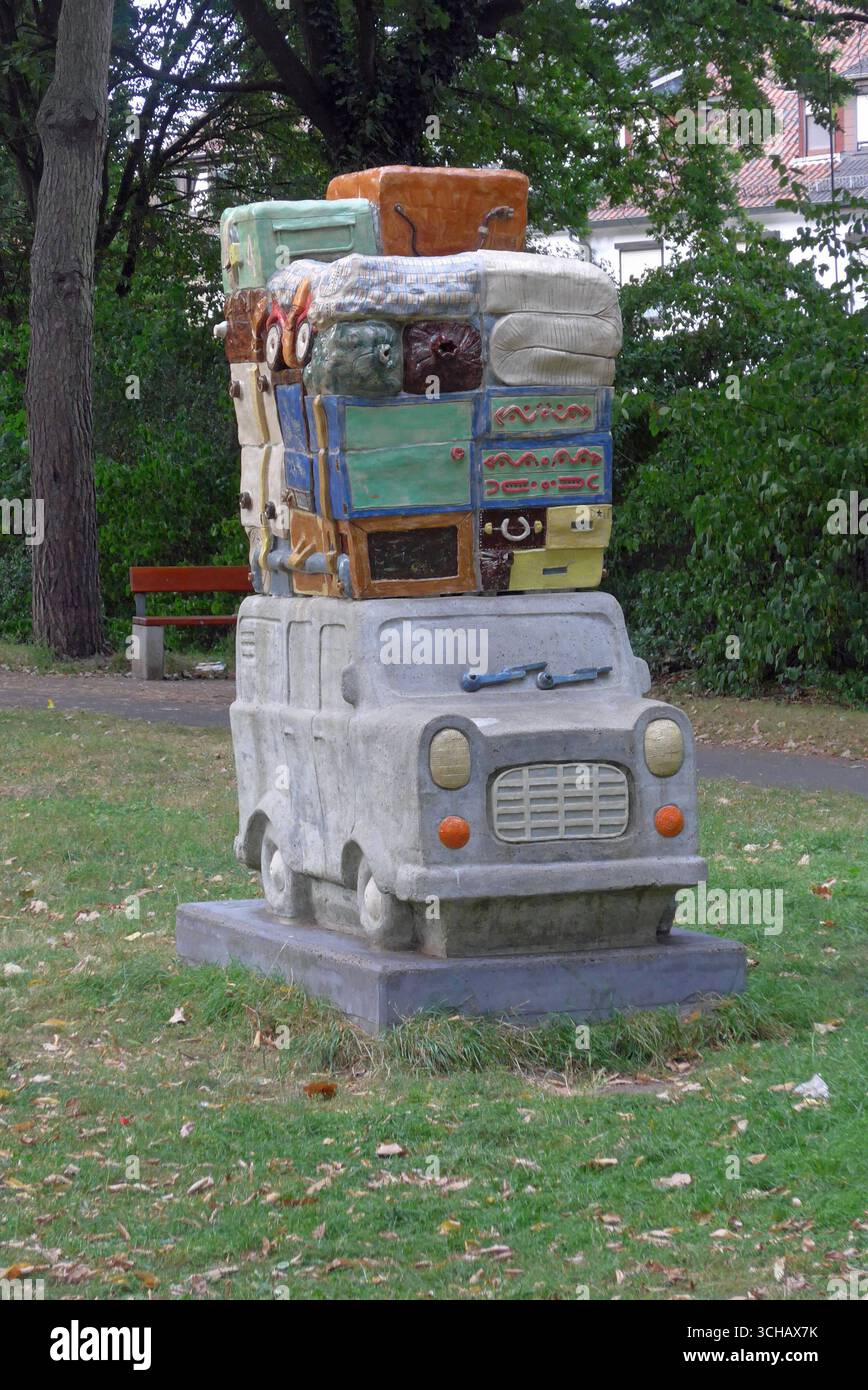 Eine Betonskulptur im ehemaligen Werftarbeiterstadtteil Bremen-Gröpelingen soll an die erste Generation der sogenannten Gastarbeiter erinnern, die in den Sommerferien zwischen Deutschland und der Türkei pendelten, oft mit einem Ford Transit. Das Denkmal wurde 2017 von Gefangenen der Bildhauerwerkstatt der Justizvollzugsanstalt Gröpelingen geschaffen. *** Eine Betonskulptur im ehemaligen Werftarbeiterviertel Bremen Gröpelingen soll an die erste Generation sogenannter Gastarbeiter erinnern, die während ihrer Sommerferien, oft in einem for, zwischen Deutschland und der Türkei pendelten Stockfoto
