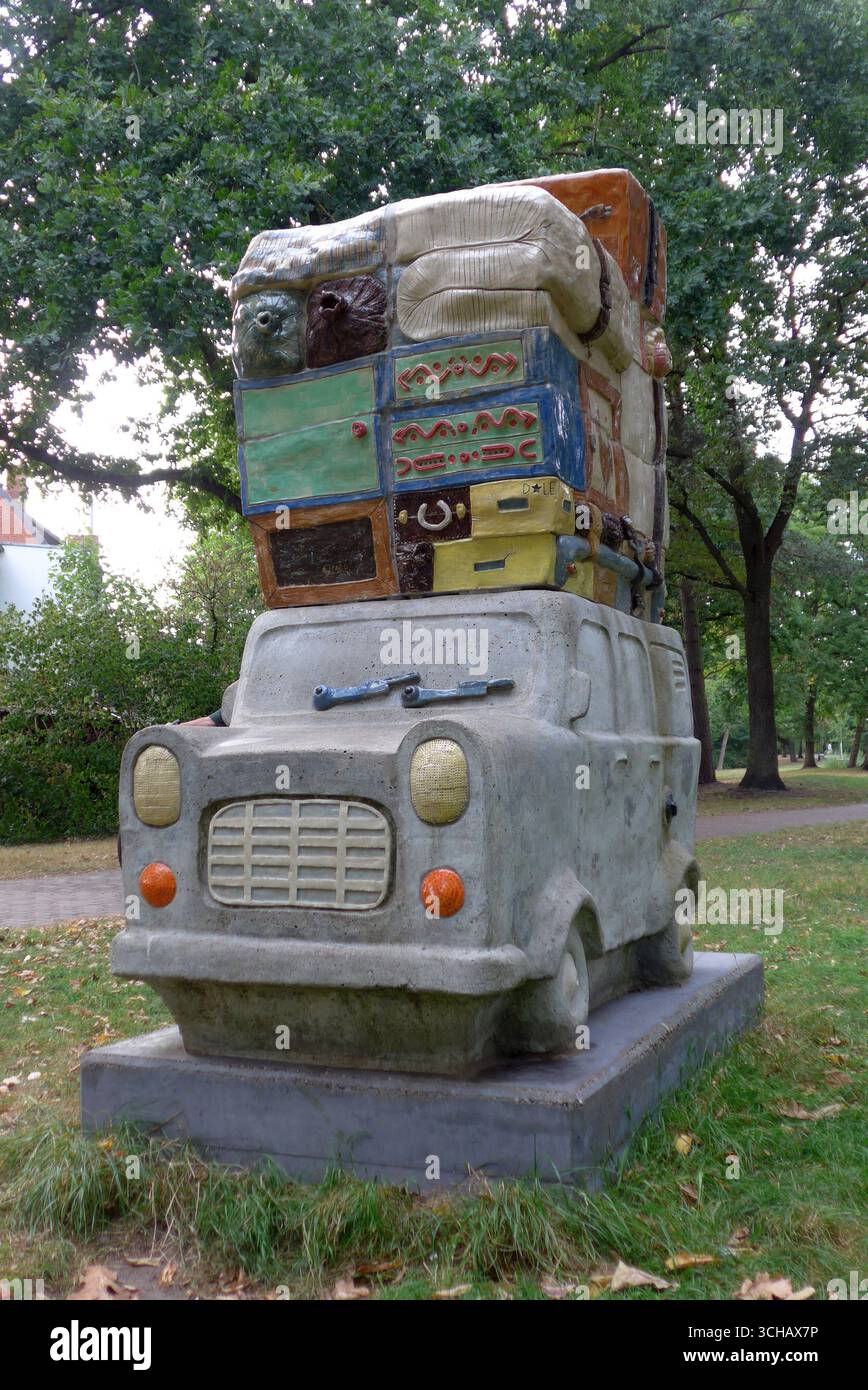 Eine Betonskulptur im ehemaligen Werftarbeiterstadtteil Bremen-Gröpelingen soll an die erste Generation der sogenannten Gastarbeiter erinnern, die in den Sommerferien zwischen Deutschland und der Türkei pendelten, oft mit einem Ford Transit. Das Denkmal wurde 2017 von Gefangenen der Bildhauerwerkstatt der Justizvollzugsanstalt Gröpelingen geschaffen. *** Eine Betonskulptur im ehemaligen Werftarbeiterviertel Bremen Gröpelingen soll an die erste Generation sogenannter Gastarbeiter erinnern, die während ihrer Sommerferien, oft in einem for, zwischen Deutschland und der Türkei pendelten Stockfoto