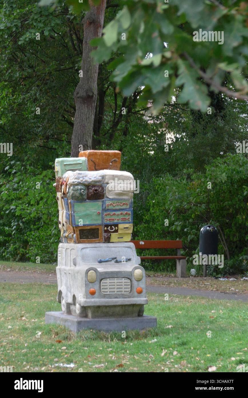 Eine Betonskulptur im ehemaligen Werftarbeiterstadtteil Bremen-Gröpelingen soll an die erste Generation der sogenannten Gastarbeiter erinnern, die in den Sommerferien zwischen Deutschland und der Türkei pendelten, oft mit einem Ford Transit. Das Denkmal wurde 2017 von Gefangenen der Bildhauerwerkstatt der Justizvollzugsanstalt Gröpelingen geschaffen. *** Eine Betonskulptur im ehemaligen Werftarbeiterviertel Bremen Gröpelingen soll an die erste Generation sogenannter Gastarbeiter erinnern, die während ihrer Sommerferien, oft in einem for, zwischen Deutschland und der Türkei pendelten Stockfoto