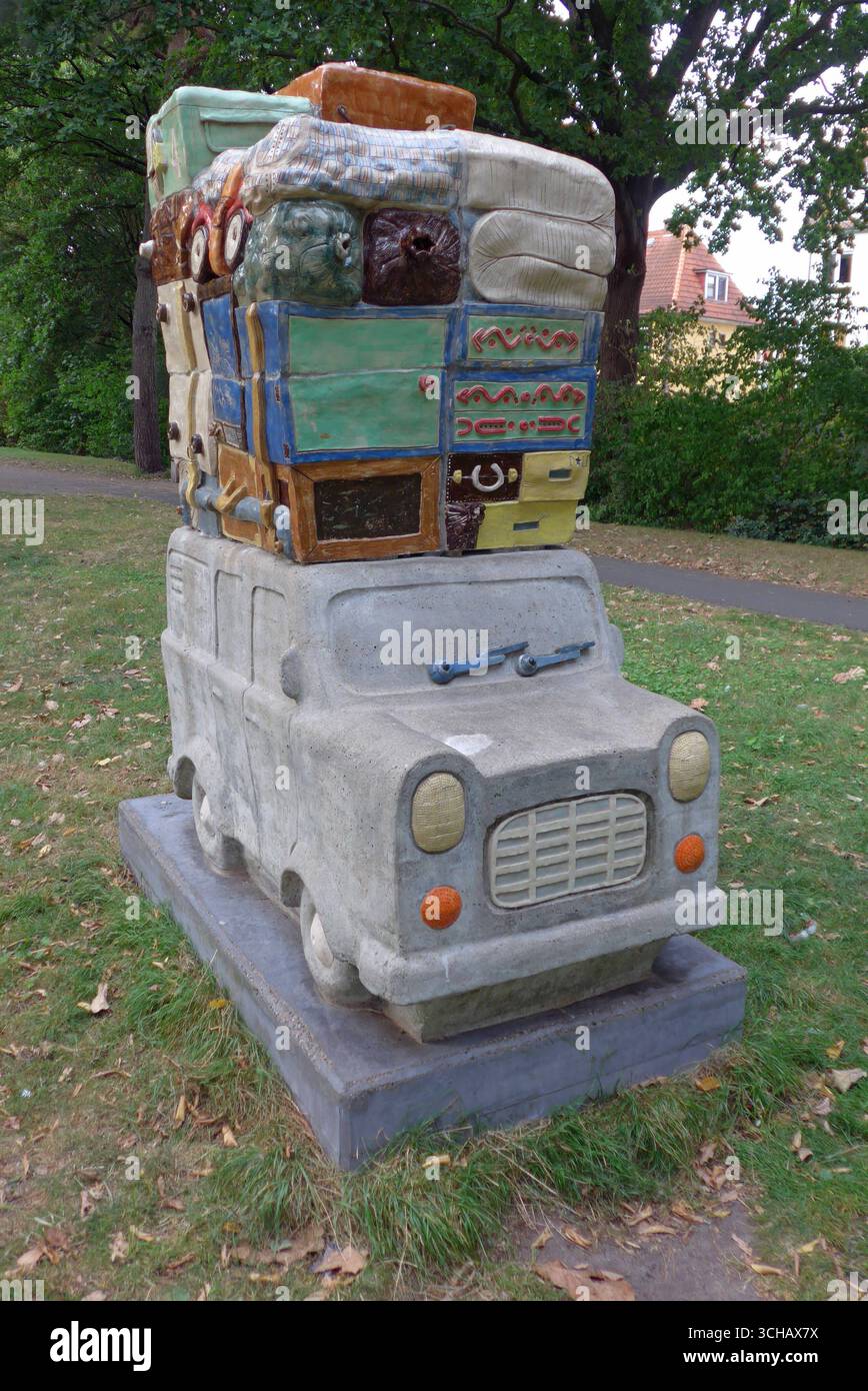 Eine Betonskulptur im ehemaligen Werftarbeiterstadtteil Bremen-Gröpelingen soll an die erste Generation der sogenannten Gastarbeiter erinnern, die in den Sommerferien zwischen Deutschland und der Türkei pendelten, oft mit einem Ford Transit. Das Denkmal wurde 2017 von Gefangenen der Bildhauerwerkstatt der Justizvollzugsanstalt Gröpelingen geschaffen. *** Eine Betonskulptur im ehemaligen Werftarbeiterviertel Bremen Gröpelingen soll an die erste Generation sogenannter Gastarbeiter erinnern, die während ihrer Sommerferien, oft in einem for, zwischen Deutschland und der Türkei pendelten Stockfoto