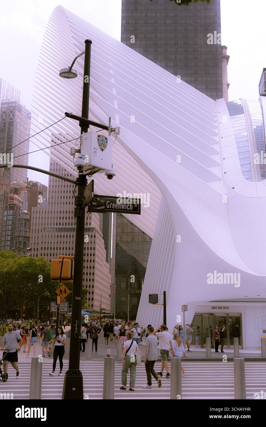 Fußgänger überqueren die 180 Greenwich Street neben den weißen Rippen des Oculus im World Trade Center in Lower Manhattan, New York City Stockfoto