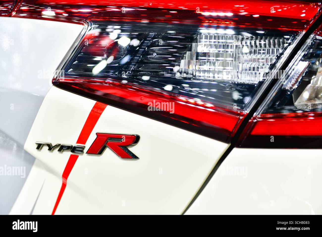 BANGKOK, THAILAND - August 30,2025: LOGO Honda Civic Type R (FL5) 2,0 VTEC Turbo 330 ps auf dem Bangkok Auto Salon BITEC Bangna ausgestellt Stockfoto