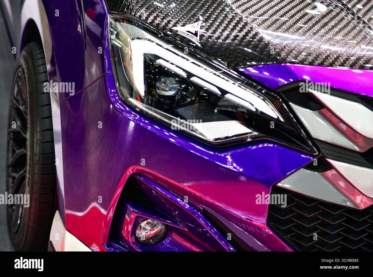 Details zu den violetten LED-Scheinwerfern des Pickup-Trucks Stockfoto